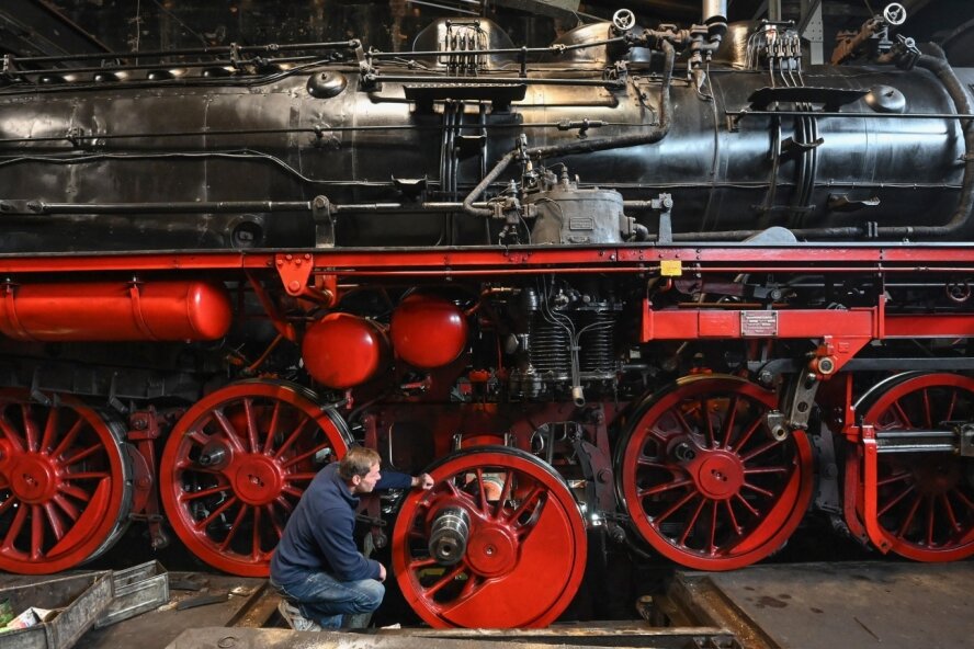 Millionen von Kilometern unter Dampf - Die bei Krupp in Essen 1941 gebaute Dampflokomotive versieht noch immer ihren Dienst - liebevoll gepflegt und technisch aufgefrischt von den ehrenamtlichen Enthusiasten des Sächsischen Eisenbahnmuseums in Hilbersdorf.