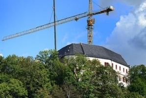 Millionen-Zuschuss für Schloss Sachsenburg - Ein Blick von der Zschopau-Seite aus zeigt die Dimension dieser Kran-Konstruktion hoch über dem Dach des Schlosses.