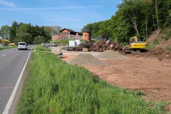 Millionenbaustelle an der B 175 zwischen Glauchau und Waldenburg - An der B 175 bei Waldenburg haben die Bauarbeiten für das neue Wasserwerk begonnen.