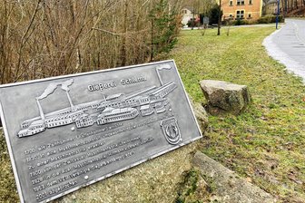 Millionenbetrag für neuen Spielplatz im Erzgebirge: Die Landesgartenschau in Bad Schlema macht’s möglich - Diese Tafel erinnert an die ehemalige Gießerei in Niederschlema, direkt am Bach und am Bahnhof gelegen. Nun soll das Areal zum Wasser- und Abenteuerspielplatz werden.
