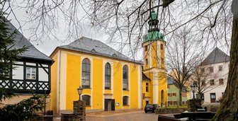 Millionenbetrag für Sanierung von Wolkensteiner Kirche - Aus einiger Entfernung sieht die St. Bartholomäuskirche in Wolkenstein noch ganz passabel aus. 