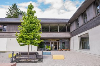 Millionendarlehen für Grundschule: Wie Gemeinderäte im Erzgebirge versuchen, sich klug für die besten Zinsen zu entscheiden - Blick in den Innenhof der Grundschule Gornsdorf.