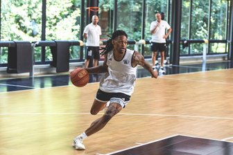 Millionengewinn, Reisestress, Kinderdienst: Verrückte Tage für Niners-Neuzugang Nike Sibande - Basketball geht immer: Trotz Jetlag und langer Anreise zeigte Nike Sibande beim ersten Training in Chemnitz am Mittwochvormittag schon vollen Einsatz.