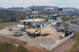 Millioneninvestition: Bahnbau Weidlich expandiert an der A 72 bei Reichenbach - Seit 2018 hat Bahnbau Weidlich seinen Sitz im unteren Teil des Industriegebiets an der A 72. Im Erweiterungsteil entsteht gerade eine neue Halle. Ist die fertig, kommt noch ein Büro- und Schulungsbau dazu. 