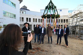 Millioneninvestition für bessere medizinische Versorgung: Neubau am Klinikum Mittweida feiert Richtfest - Geschäftsführer Florian Claus (4. v. l.) begrüßte zum Richtfest neben den Baufirmen und -planern und Vertretern des Aufsichtsrates auch das Klinikpersonal, das derzeit durch die Bauarbeiten mehr belastet wird.