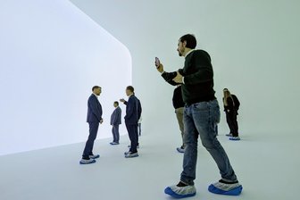 Millioneninvestition für Lichtkunst von Turrell: Wie wird neue Attraktion im Erzgebirge angenommen? - Das neue Lichtkunstwerk von James Turrell in Oelsnitz hat in den vergangenen Wochen zahlreiche Besucher angezogen, darunter im Januar Ministerpräsident Michael Kretschmer (links).