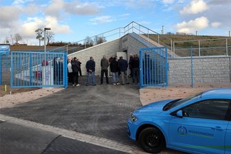 Millioneninvestition fürs Trinkwasser im Erzgebirge: Neuer Hochbehälter geht in Betrieb - Eine im Winkel gebaute Stützmauer und ein Erdhügel sind die äußerlich sichtbaren Elemente des Bauwerks in Sosa.