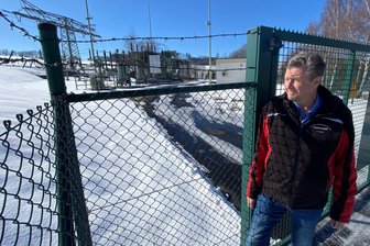 Millioneninvestition im Erzgebirge geplant: Unternehmen will große Batteriespeicher errichten - Andreas Kroschk am Umspannwerk in Auerbach. Dahinter könnte einer der größten Batteriespeicher-Standorte im Erzgebirgskreis entstehen.