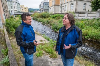Millioneninvestition im Erzgebirge: So schützt sich eine Stadt vor Hochwasser – und wertet die City auf - Dominique Gabler (links) und Klaus-Peter Hirthe von der Landestalsperrenverwaltung an dem Abschnitt der Mulde, an dem die Bauarbeiten begonnen haben.