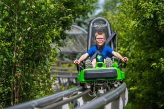 Millioneninvestition im Erzgebirge: Wurzelrudi in Eibenstock bekommt ein Schloss und einen See - Schon jetzt gibt es viele Attraktionen in Wurzelrudis Erlebniswelt, wie die Sommerrodelbahn, auf der Simon Keil am Freitag in die Ferien startete. Neue Ideen werden jetzt noch weiter verwirklicht. Was dort entsteht, soll vor allem Familien anlocken.