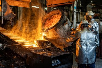 Millioneninvestition in Aue: Nickelhütte baut neue Halle für Batterie-Recycling - Schmelzen ist eines der Verfahren, mit dem in der Nickelhütte Aue aus Metallschrott neue Rohstoffe gewonnen werden.