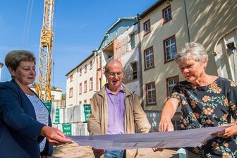 Millioneninvestition in Auer City: Altes Schulzentrum wird zur Großbaustelle - Kathrin Florkowski vom Landratsamt, Bauleiter Uwe Reißmann und Isa Rothe (r.) von der Volkshochschule bei einem Gespräch zu den Bauarbeiten.