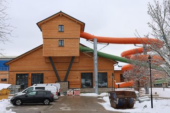 Millioneninvestition in Badegärten Eibenstock: Eröffnung der neuen Attraktionen erneut verschoben - Der Erweiterungsbau der Badegärten Eibenstock mit den zwei großen Rutschen.