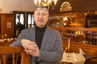Millioneninvestition in beliebte Gaststätte im Erzgebirge - Pächter Gaston Deckert in der Gaststube auf dem Pöhlberg. Dort ist vom Umbau fast nichts zu spüren. Doch hinter den Kulissen läuft die größte Investition seit 1990.