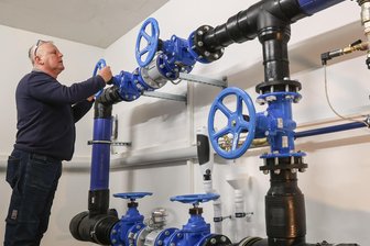 Millioneninvestition in Burgstädt: So werden RZV-Kunden mit Trinkwasser versorgt - Rohrnetzmeister Heiko Petzold an der Versorgungsleitung für Burgstädt und Mohsdorf.
