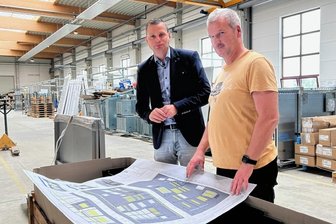 Millioneninvestition in Frankenberg - Andreas Schramm, Inhaber und Geschäftsführer der Frankenberger Maschinen- und Anlagenbau GmbH, und Teamleiter Carsten Klose (v.l.) besprechen Details der neuen Anlage, die in dieser Halle errichtet wird. 
