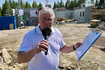 Millioneninvestition in Ganzjahrestourismus im Erzgebirge: Womit Carlsfeld bald Gäste locken will - Christoph Beetz, Ortsvorsteher und gleichzeitig Vorsitzender vom Ski-Club Carlsfeld, freut sich, dass es voran geht.