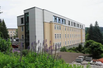 Millioneninvestition: Kliniken Erlabrunn stocken Wismut-Bau auf und weihen geriatrische Tagesklinik ein - Das denkmalgeschützte Gebäude hat eine zusätzliche Etage bekommen. Im Bild der Südflügel von außen.