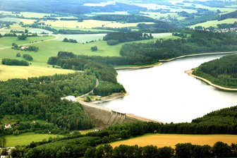 Millioneninvestition soll Trinkwassertalsperre im Vogtland vor Abwässern schützen - Luftaufnahme der Talsperre Dröda, der größten Trinkwassertalsperre der Region.