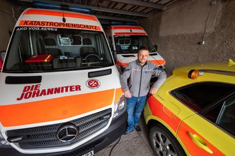 Millioneninvestitionen für Katastrophenschutz in Südwestsachsen: Was geplant ist, wann und wo es losgehen soll - Zugführer Alexander Dietzsch zeigt, wo und wie der Katastrophenschutz-Einsatzzug der Johanniter in der Plauener Innenstadt untergebracht ist. Der Rettungszweckverband plant Neubauten.