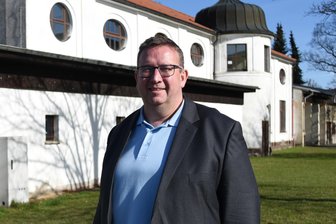 Millionenloch in Oelsnitz: Stadt bereitet Sparpaket vor - Oberbürgermeister Mario Horn (CDU) und seine Stadt müssen sparen. Von 2026 bis 2028 fehlen sieben Millionen Euro.