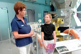 Millionenmarke geknackt: Deutsche Raumfahrtausstellung im Vogtland ist Besuchermagnet - Besucher entdecken Ausstellung: Zehnjährige Emely macht die Million voll.