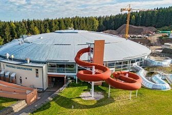 Millionenpläne für erzgebirgische Bäder - Am Freizeitbad Greifensteine bei Geyer sind seit 2021 umfangreiche Bauarbeiten im Gang. Vor allem das Außengelände soll durch neue Rutschen und Becken von der Millioneninvestition profitieren. 