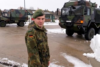 Millionenplan für die Erzgebirgskaserne - Presseoffizier Oberleutnant Rony Dröscher vor der Tankstelle, die einem Neubau an anderer Stelle weichen wird.Insgesamt werden bis 2028 rund 45 Millionen Euro in die Erzgebirgskaserne investiert.