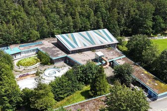 Millionenplan fürs Erzgebirgsbad: Für die ersten zwei Bauabschnitte laufen die Vorbereitungen - Blick aus der Luft: Das ehemalige Erzgebirgsbad in Thalheim soll umgestaltet werden.