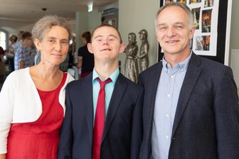 Millionenprojekt abgeschlossen: In erstes Inklusionshotel im Erzgebirge zieht Leben ein - Katja Seifert, Vorsitzende des Vereins „Anna + Sascha“, Namensgeber Sascha und Thomas Kadenbach, Geschäftsführer der Betreiberfirma, während der offiziellen Eröffnung des Inklusionshotels in Annaberg.