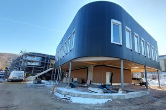 Millionenprojekt am Stadion in Aue: So laufen die Arbeiten an der neuen Volksbank-Filiale - Baufortschritt, Eröffnung, Parkplätze - Blick auf den Volksbank-Neubau in Aue. Am Ortseingang sind zwei zweigeschossige Gebäude neu entstanden.