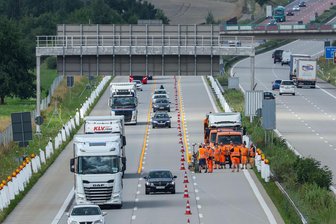 Millionenprojekt auf A 4 bei Glauchau: Autobahn wird auf einer Länge von zehn Kilometern zur Baustelle - Auf der A 4 bei Glauchau haben die Vorbereitungen für ein Millionenprojekt begonnen.