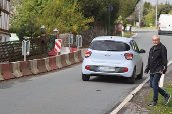 Millionenprojekt: Crimmitschau baut drei Kilometer langen Gehweg - Der Ortsvorsteher Lutz Baumgärtel zeigt die engste und gefährlichste Stelle der Ortsdurchfahrt Langenreinsdorf. Der Senior ist froh, dass die Stadt Crimmitschau nach jahrelangem Kampf die Hauptstraße mit einem einseitigen Fußweg ausstattet.