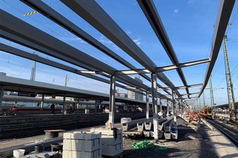 Millionenprojekt: Crimmitschauer Stahlbauer überdacht Dortmunder Bahnhof - Derzeit wird ein weiterer Bahnsteig auf dem Bahnhof im nordrhein-westfälischen Dortmund überdacht. Dort haben die westsächsischen Stahlbauer schon seit 2018 gut zu tun.