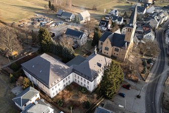 Millionenprojekt geplatzt: Chemnitzer Firma will einstige Schule im Erzgebirge wieder loswerden - Die Chemnitzer Gesellschaft für Wohnungsbau wollte den Komplex der einstigen Mittelschule in Jahnsbach eigentlich zu einem modernen Wohnquartier umbauen. Nun hat sich das Unternehmen von diesem Plan verabschiedet, will das Objekt wieder verkaufen.
