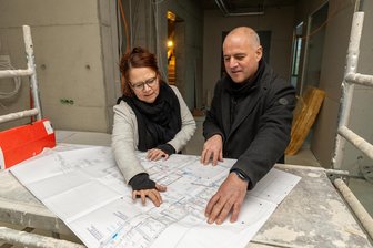 Millionenprojekt „H34“ in Ellefeld: So steht es um den Bau im Jahr der Eröffnung – „die Situation ist ärgerlich“ - Noch ist hier Baustelle. Doch schon in der zweiten Jahreshälfte soll das „H34“ in Ellefeld ein Ort der Begegnung werden. Heike Strauch-Laschewski und Jörg Kerber führten die „Freie Presse“ durch das künftige Mehrzweckhaus.