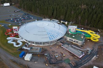 Millionenprojekt im Erzgebirge: 110 Meter lange Reifenrutsche öffnet pünktlich zu den Herbstferien - Seit 2021 wird am Freizeitbad Greifensteine bei Geyer gebaut. Dieses Bild entstand im Januar. Bald können drei neue große Rutschen (rechts) von Besuchern genutzt werden.