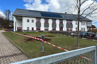 Millionenprojekt im Erzgebirge: Baustart steht unmittelbar bevor - Der neue Hort wird auf dieser Wiese am hinteren Eingang der Thumer Grundschule angebaut.