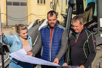 Millionenprojekt im Erzgebirge: Busunternehmen hat endlich Platz für alle Busse am neuen Standort - Für die weiteren Bauarbeiten am Außengelände hat René Lang (Mitte) mit Frank Vogel und Lisa Röckert die Vermessungen besprochen.