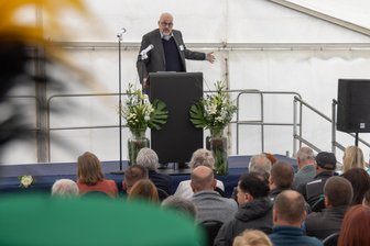 Millionenprojekt im Erzgebirge feierlich eingeweiht - Auch Uwe M. Junga, kaufmännischer Vorstand der Bethanien Diakonissen-Stiftung, richtete einige Worte an die rund 150 Gäste.