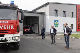 Millionenprojekt im Erzgebirge: Feuerwehr zieht in neues Depot - Die Schönfelder Kameraden haben begonnen, ihr neues Depot zu beziehen.