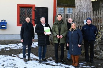 Millionenprojekt im Erzgebirge: Frohnauer Hammer wird umgebaut - Bauamtsleiter Christian Uhlig, Oberbürgermeister Rolf Schmidt, Landesdirektionspräsident Béla Bélafi, Kulturchefin Nicole Otto, Kämmerin Anke Hanzlik und Kurator Jörg Bräuer (v. l.) am Hammerherrenhaus.