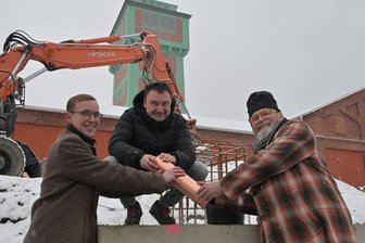 Millionenprojekt im Erzgebirge: Neue Details zu Attraktion hinter der Kohlewelt enthüllt - Bürgermeister Thomas Lein (v. l.), Architekt Hendrik Heine und Alexander Ochs, Kurator des Purple Path, mit der Zeitkapsel, die nun im Fundament der künftigen Kunsthalle verborgen wurde. Auf 1600 Quadratmeter Fläche entsteht hinter Kohlewelt eine weitere Attraktion.