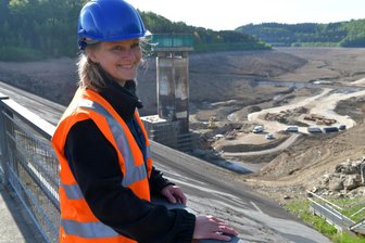Millionenprojekt im Erzgebirge: Überraschungen bei Sanierung der Talsperre Lichtenberg - Die Talsperre Lichtenberg im Erzgebirge wird derzeit komplett saniert, im Bild Antje Israel, Projektgruppenleiterin Stauanlagen.