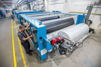 Millionenprojekt im Erzgebirge: Wäschemangel-Hersteller Kannegiesser investiert in Hallen-Neubau - Die Firma Kannegiesser plant einen Neubau. Produziert werden Industriewäschemangeln. An einer solchen arbeitet Industriemechaniker Sebastian Penzel.
