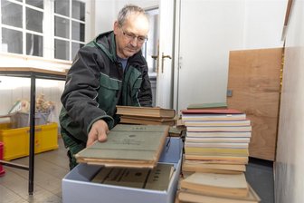 Millionenprojekt im Erzgebirge: Warum aus der Kirche in Mildenau Kirchenbänke verschwinden - Kirchner und Kirchvorsteher Jörg Teichert hat in den vergangenen Tagen die Akten aus dem Archiv der Kirche Mildenau verpackt. Sie werden im Archiv der Landeskirche in Dresden eingelagert. Denn im nächsten Jahr wird das Gotteshaus wegen einer grundlegenden Innensanierung geschlossen.