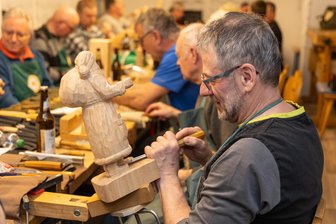 Millionenprojekt im Erzgebirge: Was aus einer Baracke geworden ist - Ronny Meyer gehört zum Schnitz- und Klöppelverein Ehrenfriedersdorf. Dessen Mitglieder freuen sich über ihre neuen Räume im grundlegend sanierten Haus der Gemeinschaft.