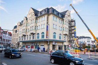 Millionenprojekt in Aues City fast am Ziel - Das markante Eckhaus an der Goethestraße in Aue, in dem 19 modern ausgestattete Wohnungen entstehen. Der Plan ist, dass dort im kommenden Frühjahr die Mieter einziehen können.