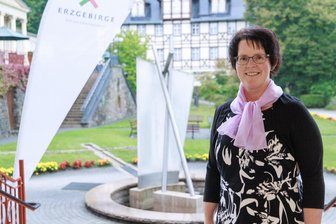Millionenprojekt in Kurort im Erzgebirge abgeschlossen: Kurhaus empfängt erste Gäste - Geschäftsführerin Ricarda Lorenz begrüßte zur Kurhaus-Einweihung in Thermalbad Wiesenbad rund 150 Gäste.