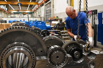 Millionenprojekt in Penig: Flender baut wegen Siemens - Die Industriegetriebe, zum Teil mehrere Tonnen schwer, lassen sich nur mittels Elektrokettenzügen wie hier in der Montage bewegen. Die Produkte „Made in Mittelsachsen“ werden weltweit vertrieben.